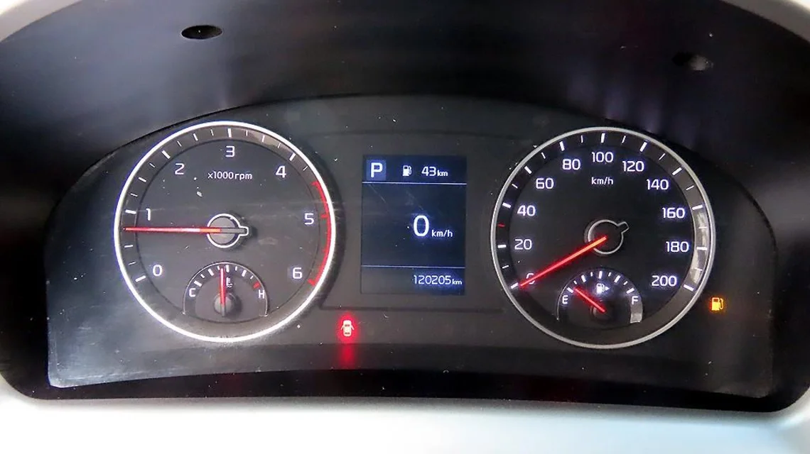 주행거리 120,205km가 표시된 1톤 트럭 계기판