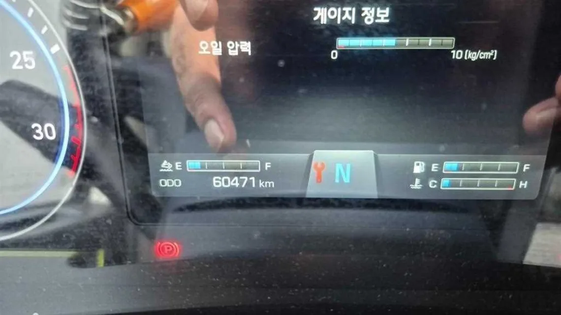 속도계와 수온계, 경고등이 함께 보이는 화물차 계기판
