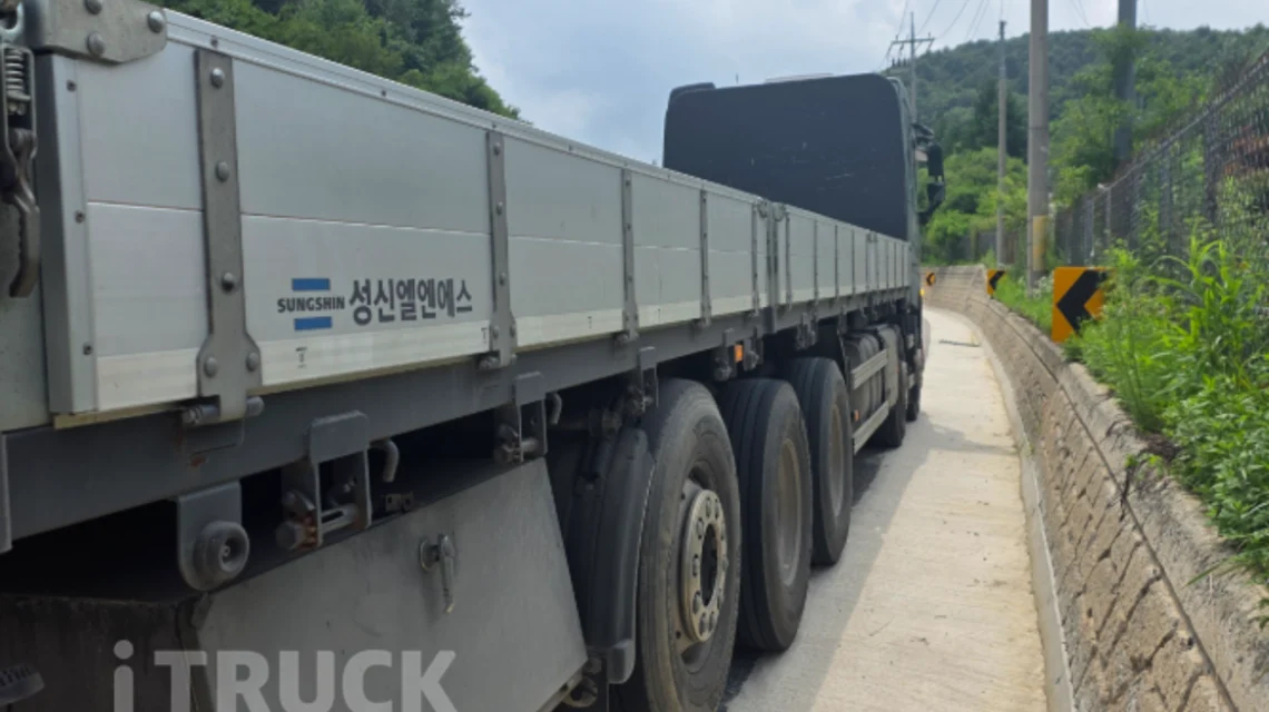 볼보 FH 540 후축 카고 25톤 적재함 측면 — 옆 게이트와 기둥 구조
