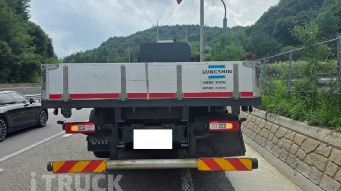 볼보 FH 540 후축 카고 25톤 후면 — 게이트와 후미등