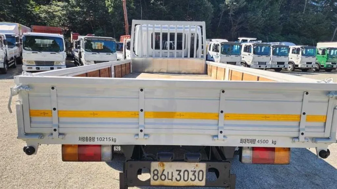 현대 메가트럭 카고 후면 적재함에 차량총중량 10,215kg과 최대적재량 4,500kg이 적혀 있고 그 아래 번호판이 보인다