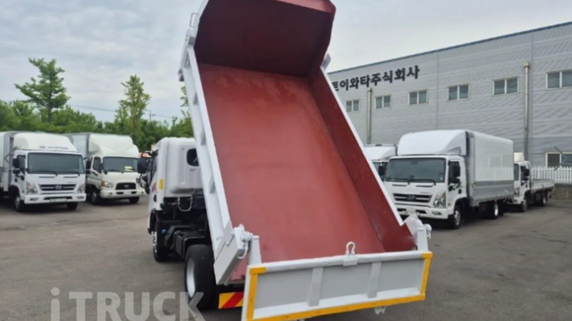 현대 올뉴마이티 3.5톤 화물덤프 적재함 바닥 — 데크 철판 상태 확인