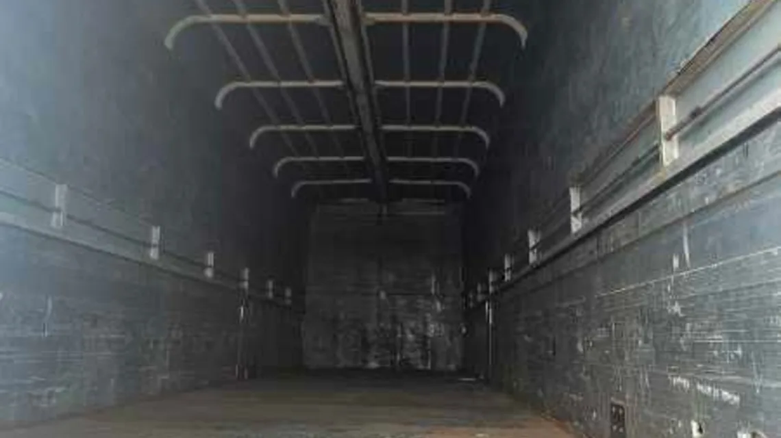 현대 엑시언트 윙바디 적재함 내부를 뒷문에서 안쪽으로 들여다본 사진