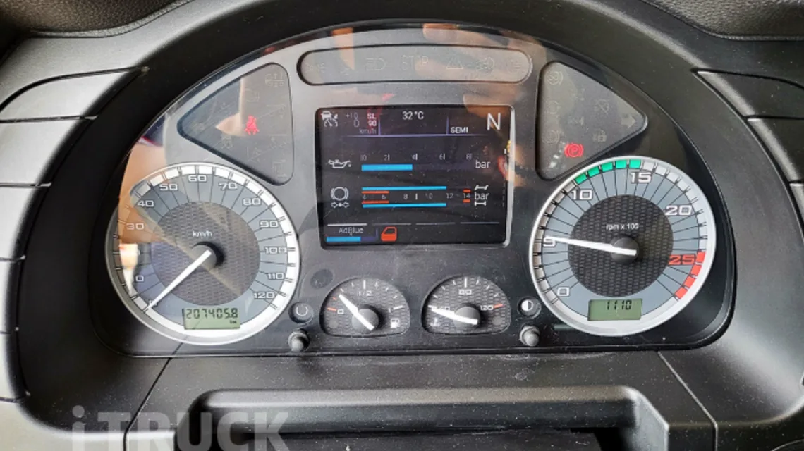 속도계와 회전계가 있는 이베코 계기판