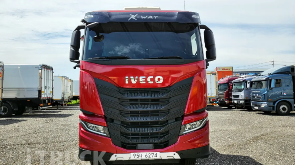 IVECO 로고와 X-WAY 표기가 보이는 이베코 570 정면
