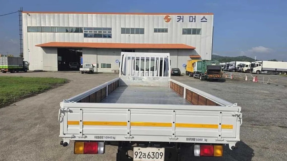 뒤 등록번호판이 달린 현대 메가트럭 카고 후면