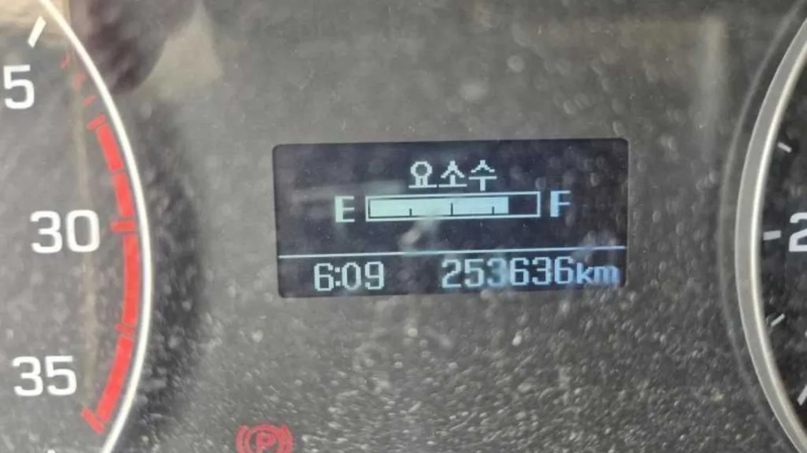 현대 올뉴마이티 계기판 디스플레이에 요소수 게이지와 누적 주행거리 253,636km가 표시돼 있다