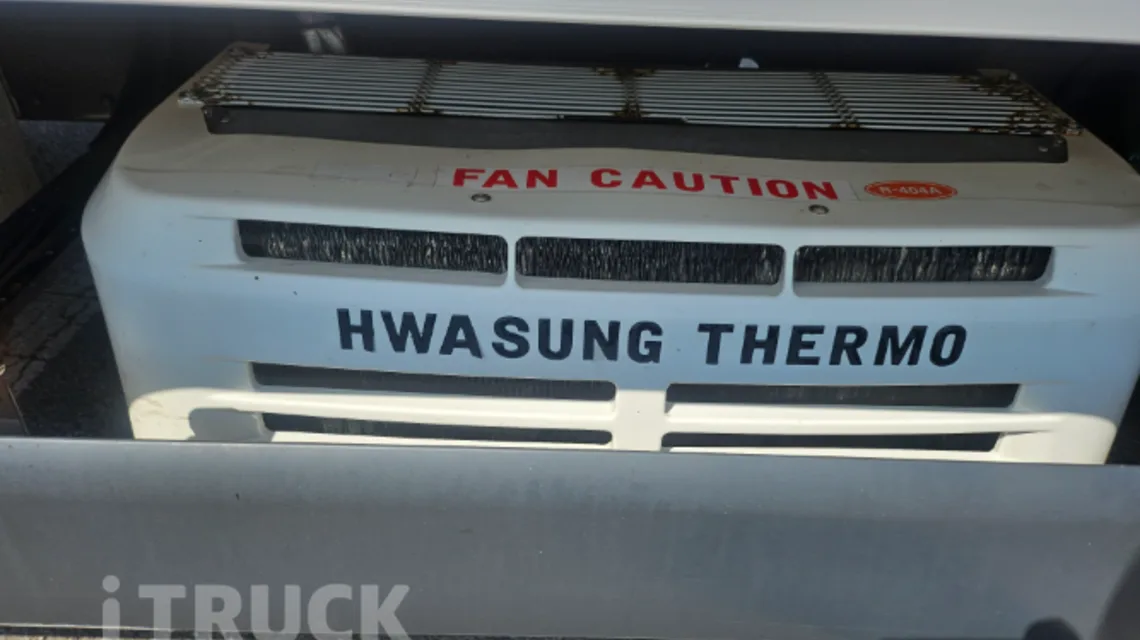 적재함 앞면 아래에 장착된 HWASUNG THERMO 냉동기 실외기