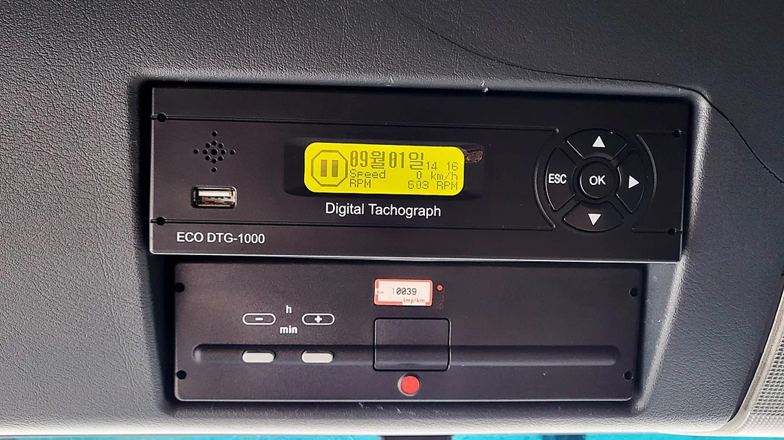 봉인 스티커가 붙은 ECO DTG-1000 디지털 운행기록계