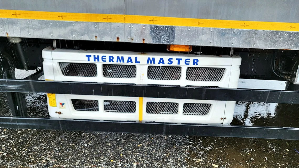 적재함 앞면 아래에 장착된 THERMAL MASTER 냉동기 실외기