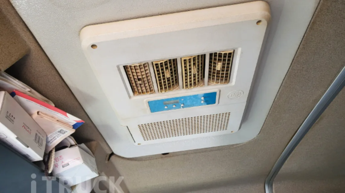 캡 천장에 달린 무시동 에어컨 송풍구