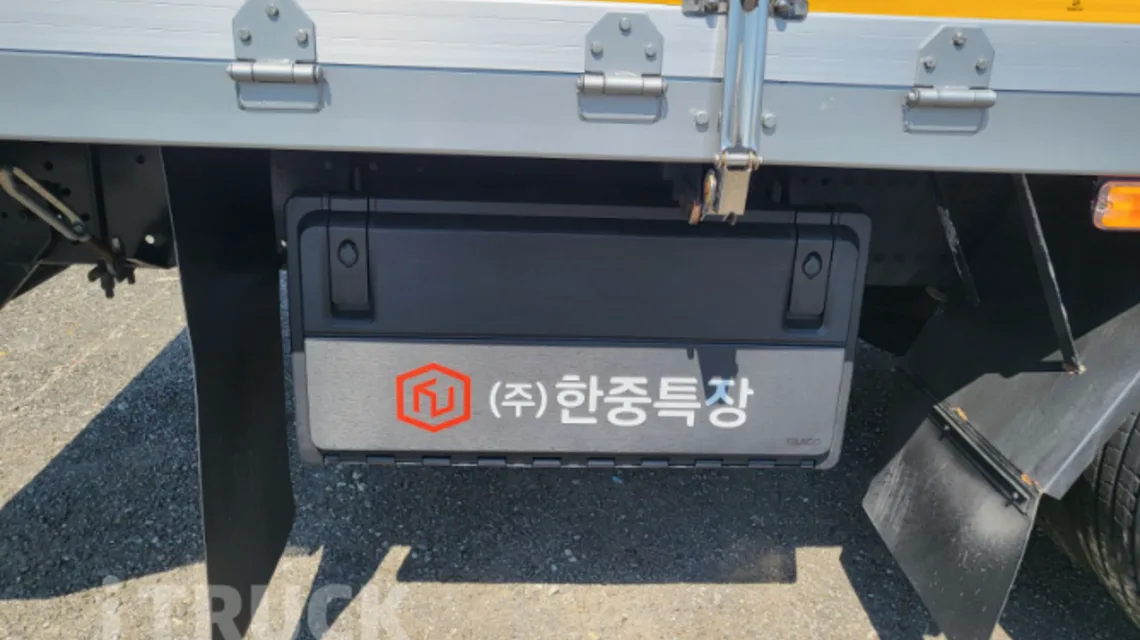 적재함 아래에 붙은 ㈜한중특장 명판과 흙받이