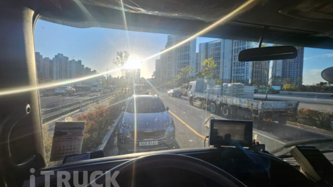 운전석에서 앞유리 너머로 본 도로와 후방 모니터
