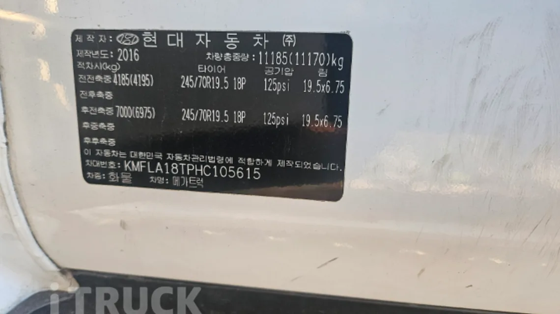 캡에 붙은 차량 제원 명판과 차대번호