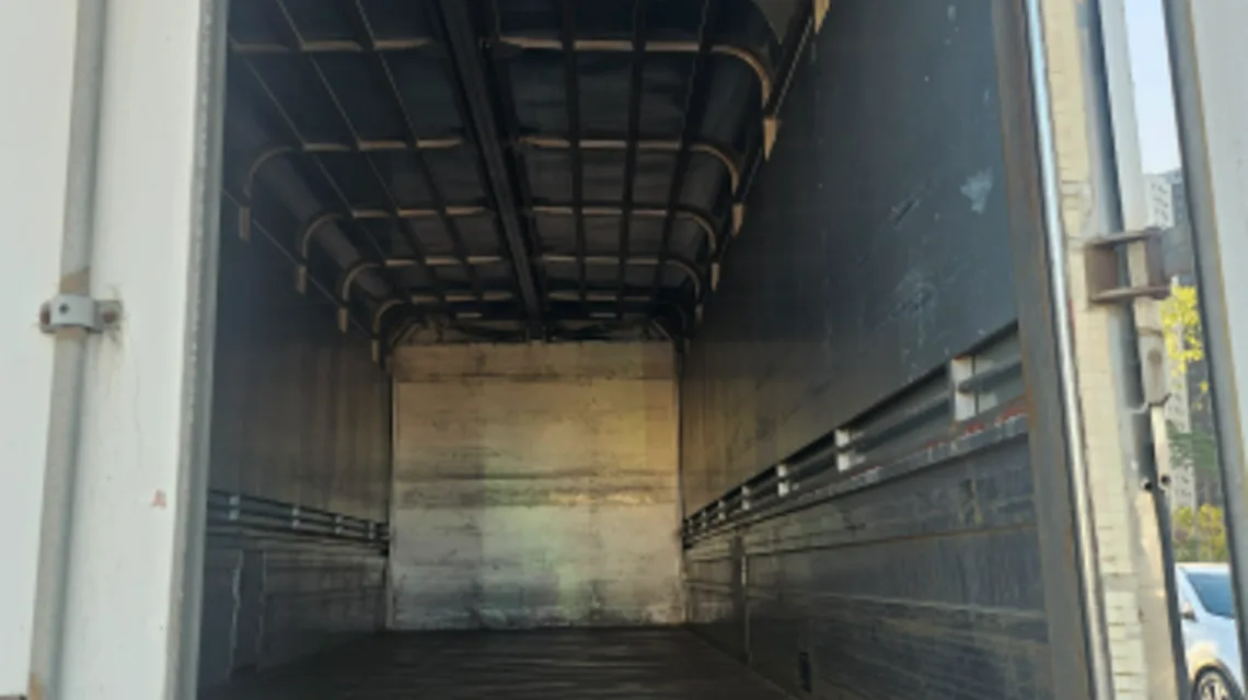 뒷문에서 본 윙바디 적재함 내부 바닥