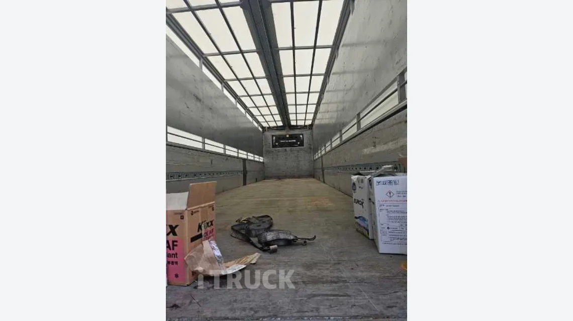 측면 판넬과 바닥 레일이 보이는 볼보 FE 350 냉장윙 적재함 내부