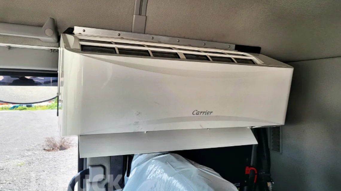 캡 뒤쪽 벽에 달린 무시동 에어컨 실내기