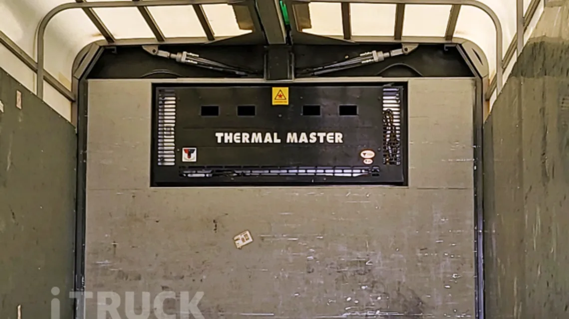 THERMAL MASTER 표기가 있는 적재함 앞벽 냉각기