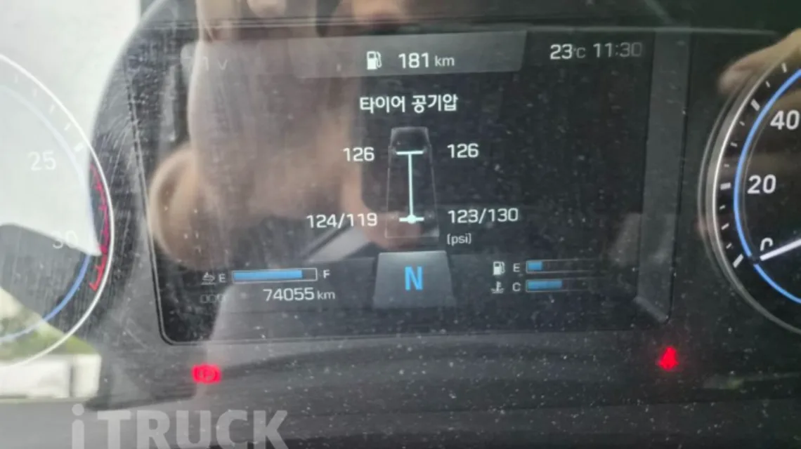 주행거리 74,055km와 타이어 공기압이 뜬 디지털 계기판