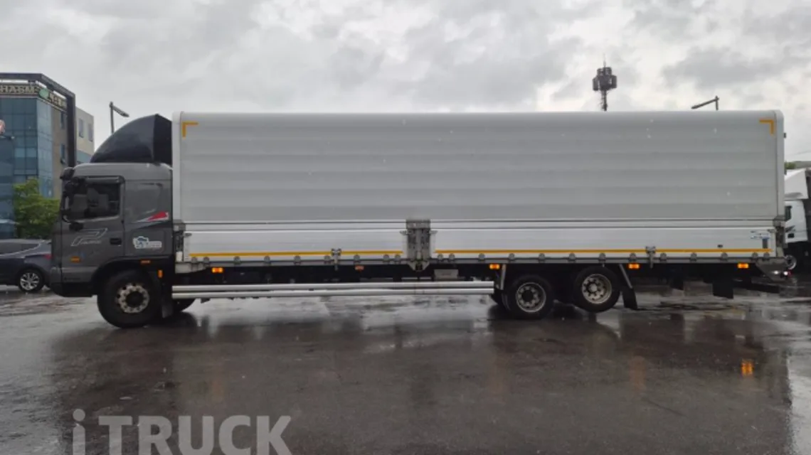 10,200mm 적재함 전체가 들어온 좌측 측면