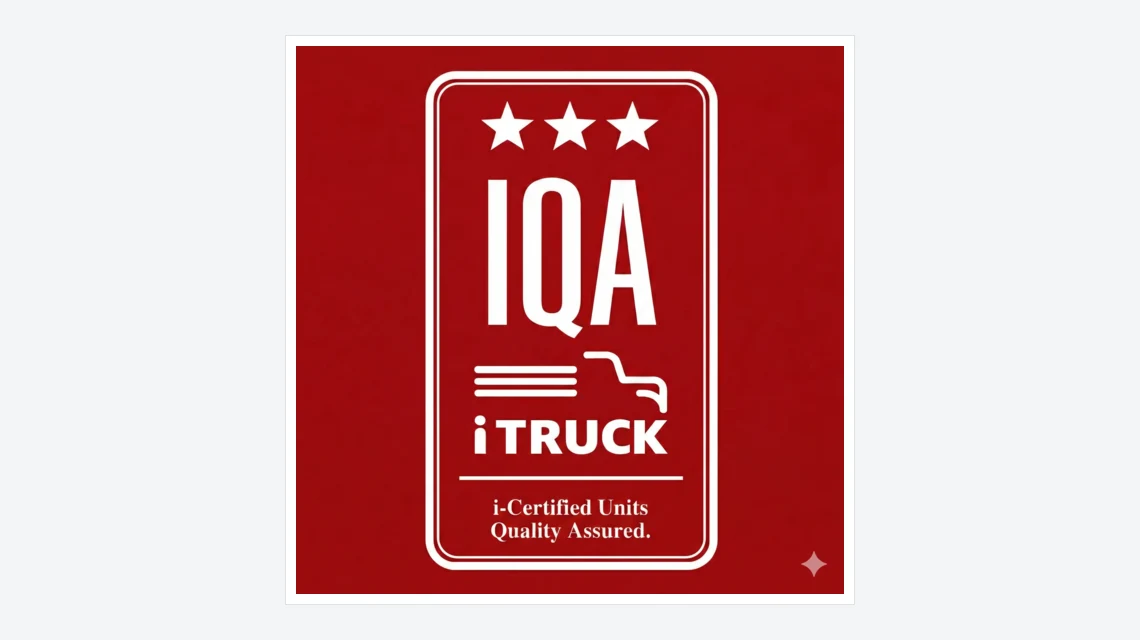 아이트럭 i-인증트럭 품질보증 마크, 별 세 개와 IQA, i-Certified Units Quality Assured 문구가 들어간 붉은 배경의 엠블럼