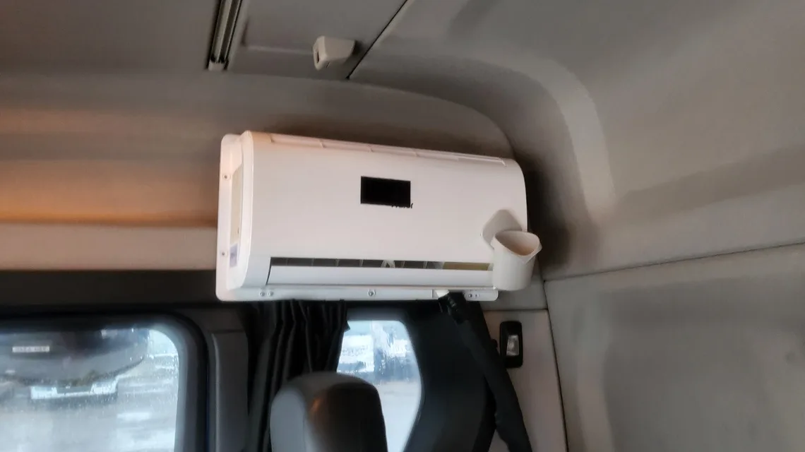 캡 뒤쪽 벽에 달린 무시동 에어컨 실내기