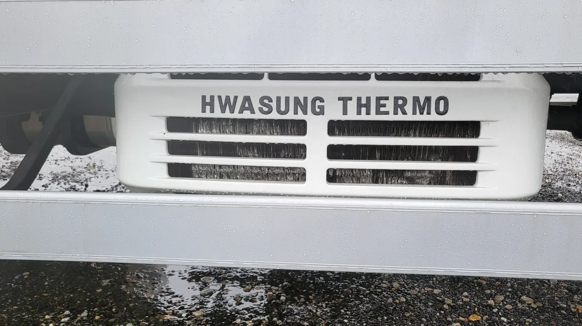 HWASUNG THERMO 표기가 보이는 적재함 하부 냉동기