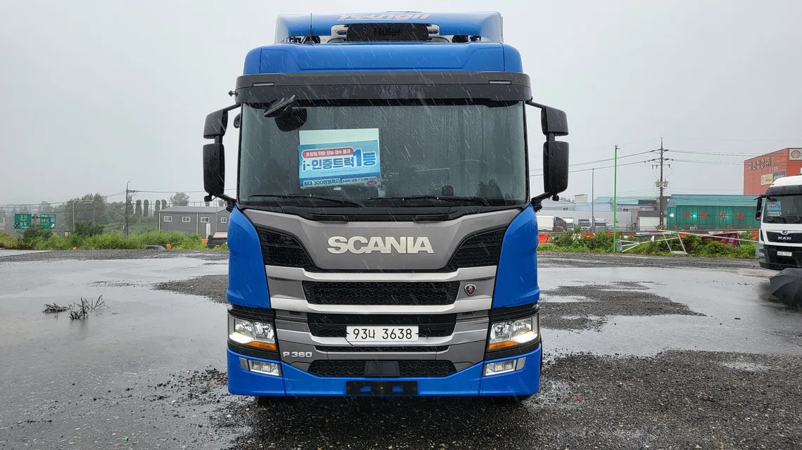SCANIA 로고와 번호판이 보이는 스카니아 P 360 정면