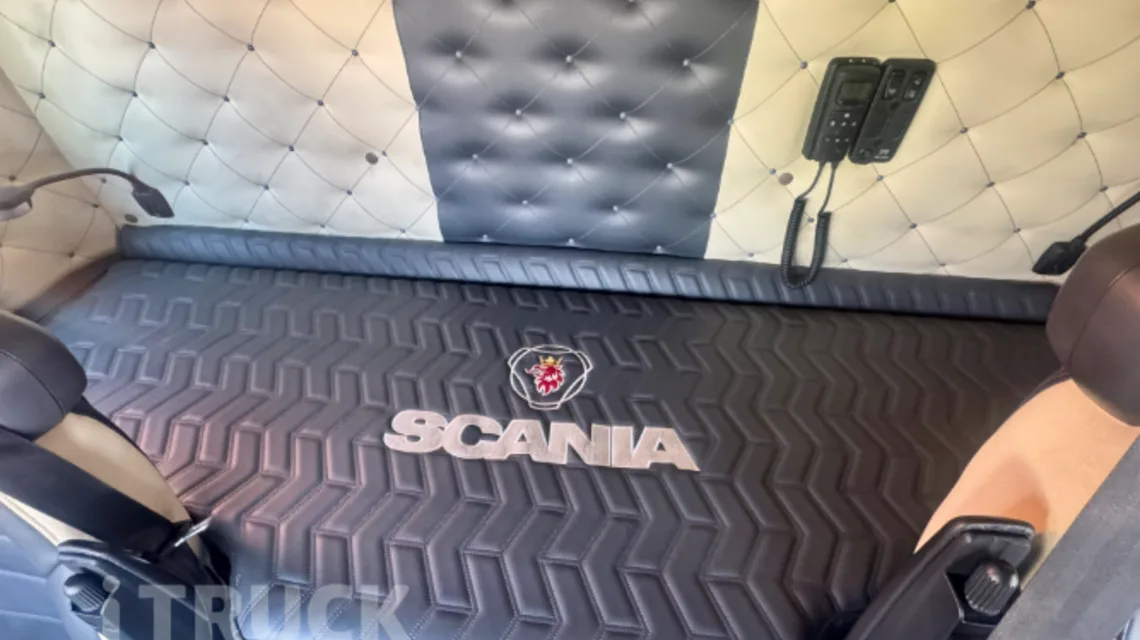 SCANIA 로고 매트가 깔린 침대칸
