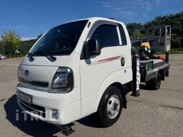 주차장에 선 흰색 2020년식 기아 봉고3 고소작업차 전측면