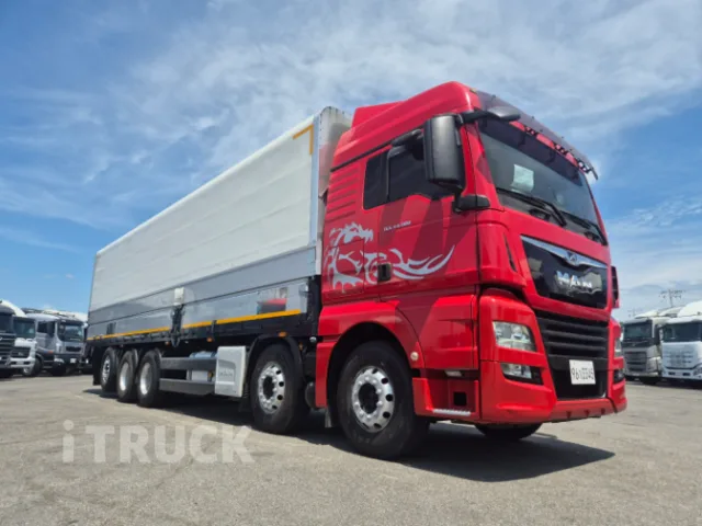 주차장에 선 빨간색 2019년식 만 TGX 500 25.5톤 앞축 상승윙바디 전측면
