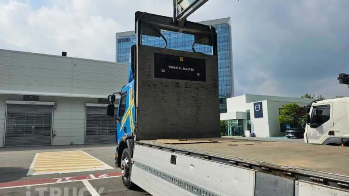 윙을 연 상태로 본 적재함 앞벽과 바닥
