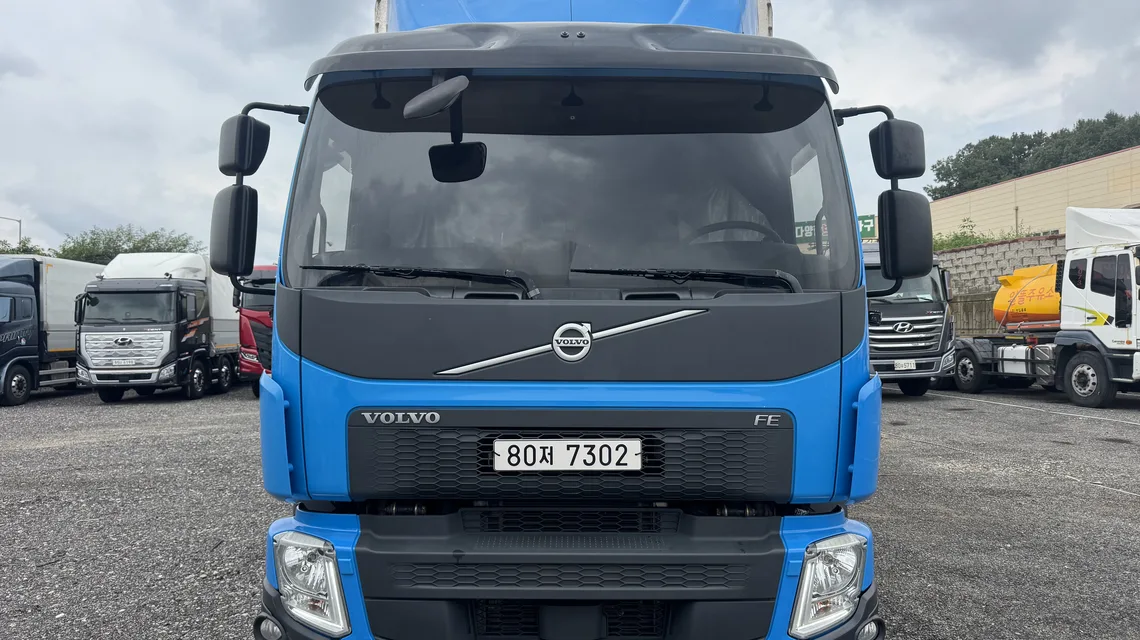 VOLVO 로고와 번호판이 보이는 FE 350 정면