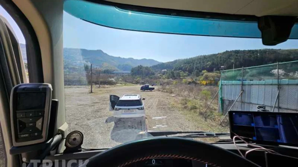 운전석에서 앞유리 너머로 본 전방 시야