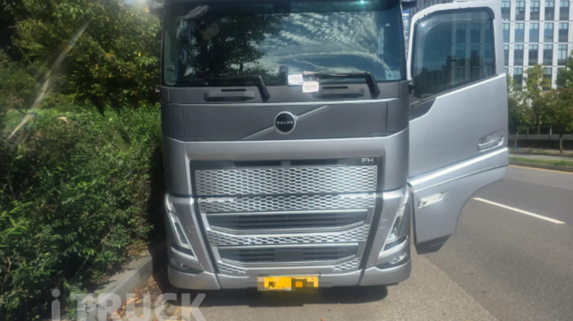 GLOBETROTTER 캡 표기가 있는 회색 2025년식 볼보 FH 540 상승윙바디 정면