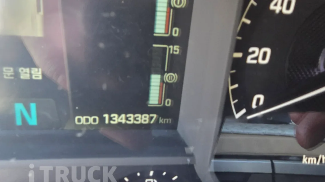 주행거리 1,343,387km가 표시된 현대 엑시언트 계기판
