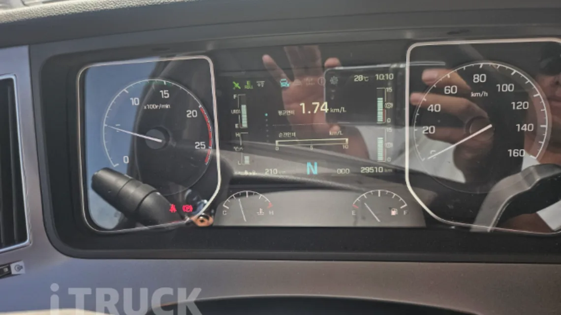 현대 엑시언트 계기판에 주행거리 29,510km와 평균 연비 1.74km/L가 표시된 화면